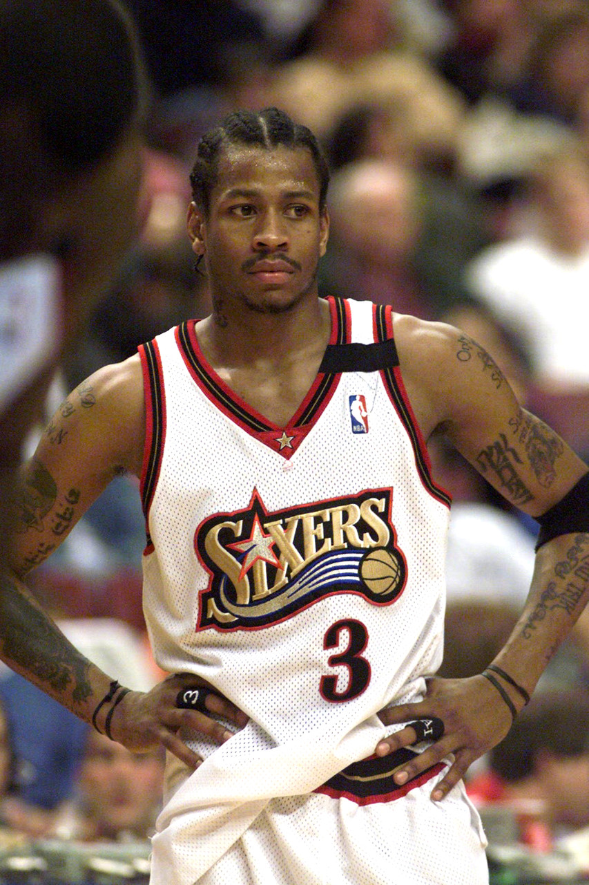 篮球传奇艾弗森2001年加冕MVP 改写小个子球员历史